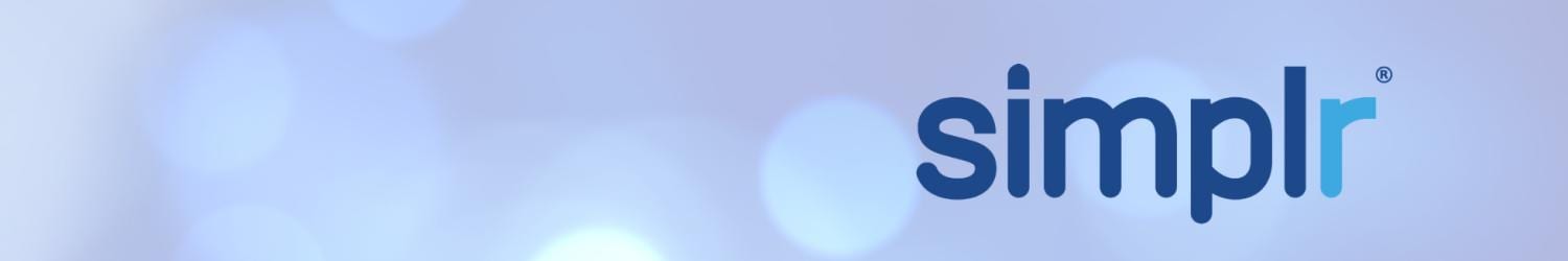 Das Bild zeigt das Wort „simplr“ in blauen Kleinbuchstaben auf einem weichen, unscharfen hellblauen Hintergrund.