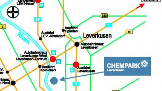 Karte mit den Straßenverläufen rund um Leverkusen, mit eingezeichneten Autobahnausfahrten, dem Rhein und der Lage des CHEMPARK. Pfeile zeigen die Richtung nach Wuppertal/Dortmund.