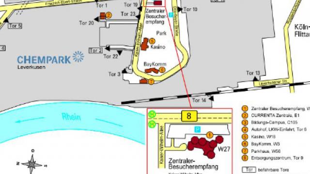 Karte des Chemparks Leverkusen mit Gebäuden, Straßen, Eingängen und dem Rhein. Zentraler Besucherempfang im Bereich W27. Kompassrose unten links.